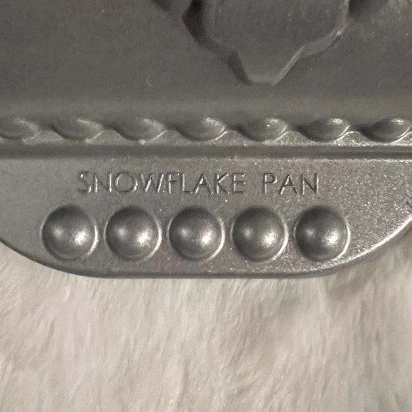 NORDIC WARE Snowflake baking pan NWOT - Picture 5 of 9
